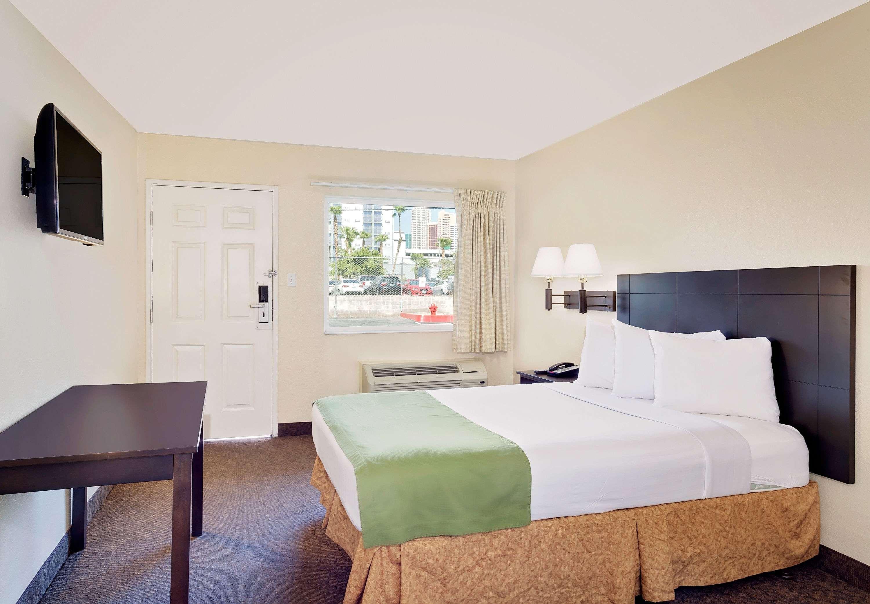 Howard Johnson By Wyndham Las Vegas Near The Strip Exterior photo