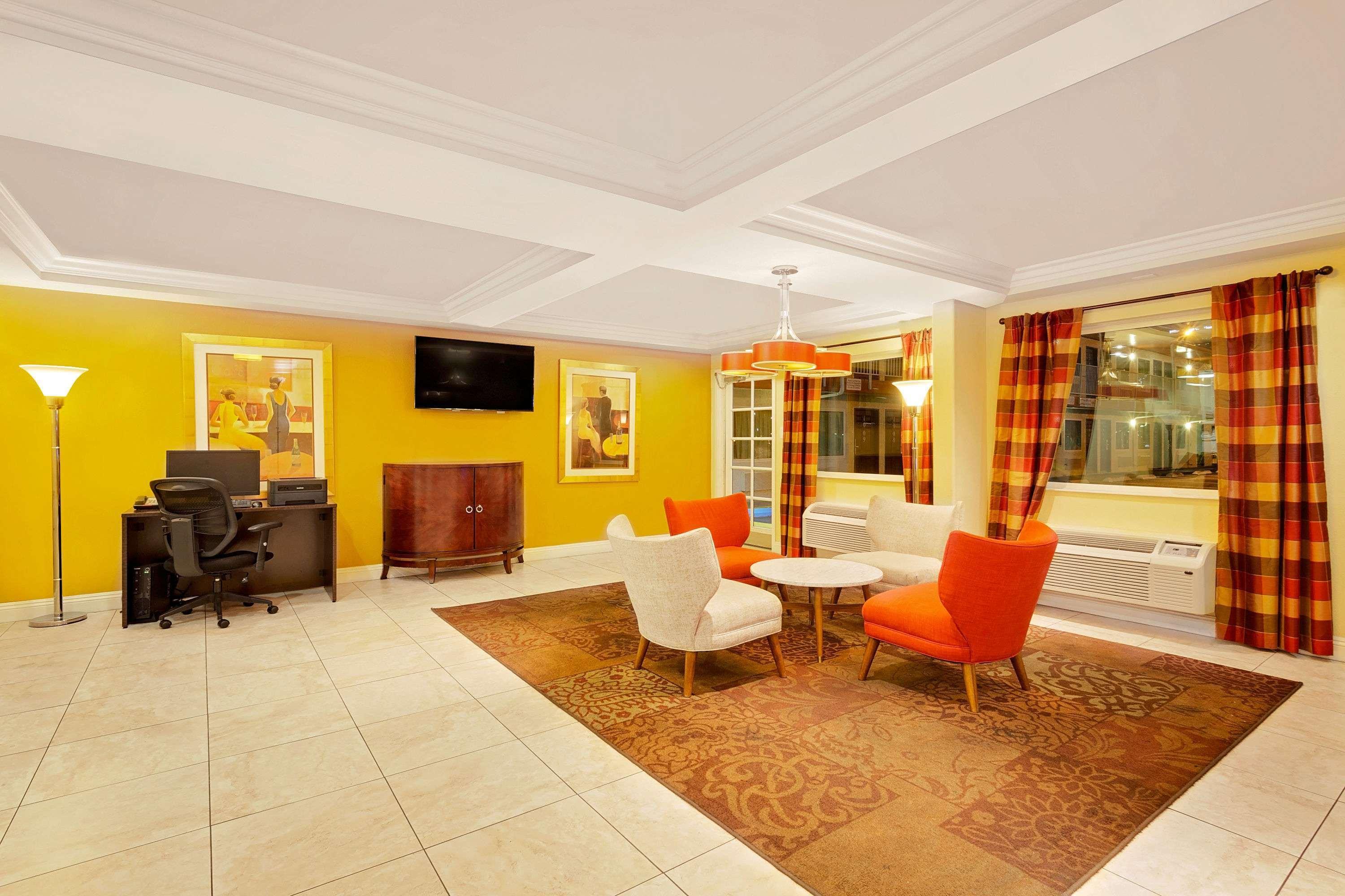 Howard Johnson By Wyndham Las Vegas Near The Strip Exterior photo