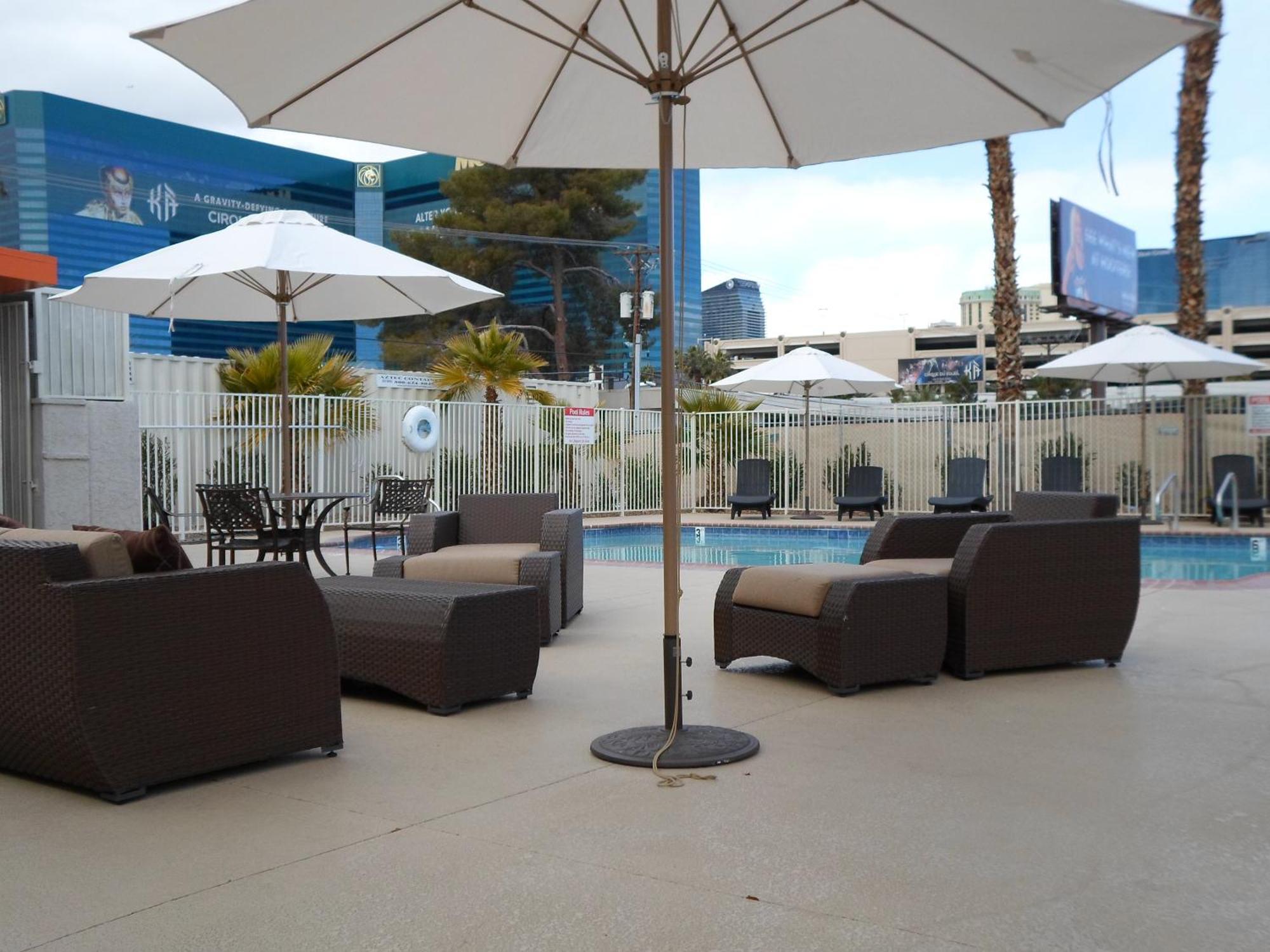 Howard Johnson By Wyndham Las Vegas Near The Strip Exterior photo