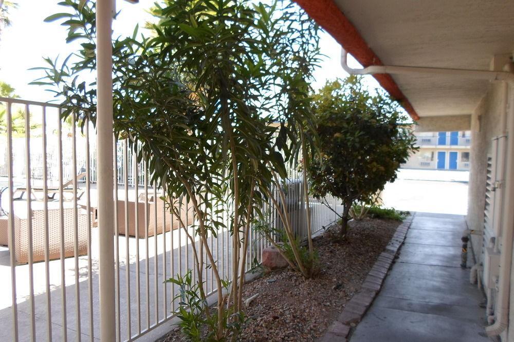 Howard Johnson By Wyndham Las Vegas Near The Strip Exterior photo