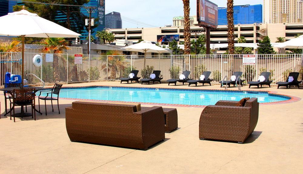 Howard Johnson By Wyndham Las Vegas Near The Strip Exterior photo