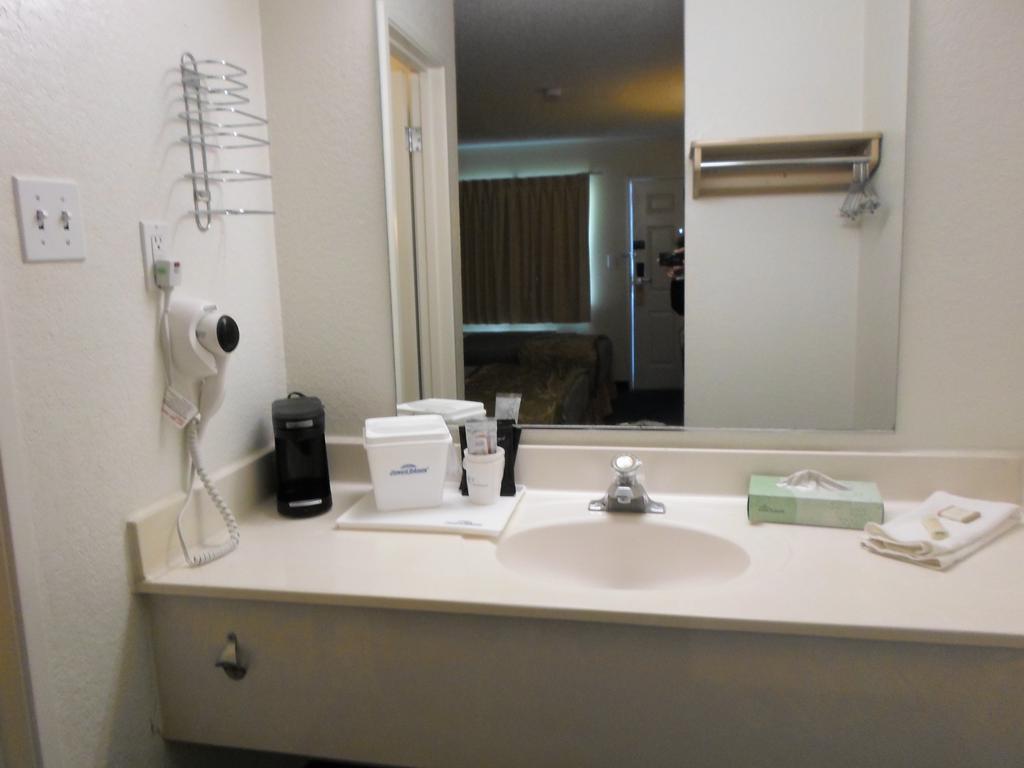 Howard Johnson By Wyndham Las Vegas Near The Strip Exterior photo