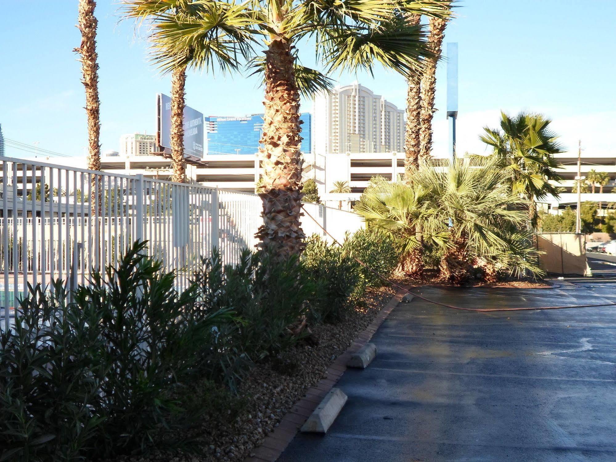 Howard Johnson By Wyndham Las Vegas Near The Strip Exterior photo